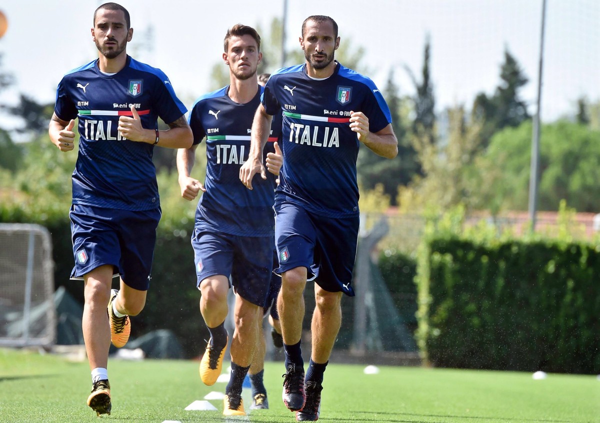epa06169874 Italian national soccer team players (L-R) Leonardo Bonucci, Daniele Rugani, and Giorgio Chiellini warm up during their team's training session at the Coverciano Sport Center near Flo ...