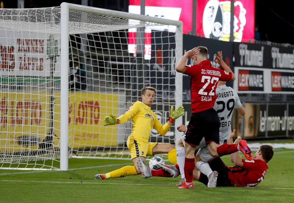epa08452984 Leverkusen's Kai Havertz (2R) scores the 1-0 during the German Bundesliga soccer match between SC Freiburg and Bayer 04 Leverkusen in Freiburg, Germany, 29 May 2020. EPA/RONALD WITTEK ...