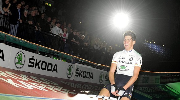 Franco Marvulli strahlt nach dem Sieg beim Sixday in Zuerich am Sonntag, 4. Dezember 2011. (KEYSTONE/Walter Bieri)