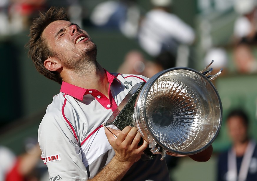 JAHRESRUECKBLICK 2015 - SPORT - Stan Wawrinka of Switzerland poses with the winner&#039;s trophy after beating Novak Djokovic of Serbia during the men&#039;s final match for the French Open tennis tou ...