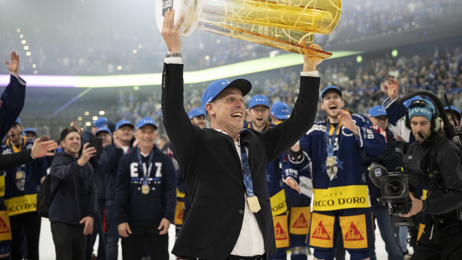 Zugs Cheftrainer Dan Tangnes freut sich nach ihrem Sieg im siebten Playoff-Final Eishockeyspiel der National League zwischen dem EV Zug und ZSC Lions am Sonntag, 1. Mai 2022, in der Bossard Arena in Z ...