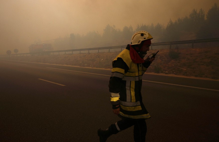 Kampf gegen Flammen und Rauch: Feuerwehrmann in der nähe der franzöischen Stadt Marseille.