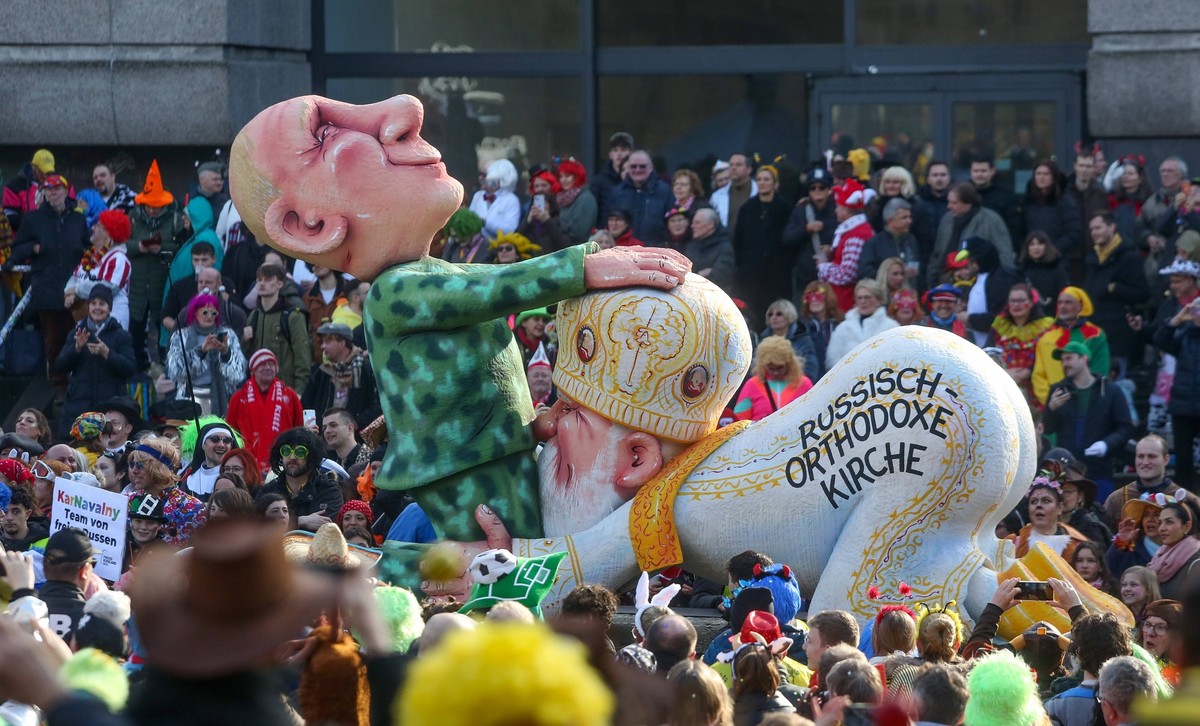 Die politischen Wagen im Duesseldorfer Rosenmontagszug des bekannten Wagenbauer Jacques Tilly zeigen am 12.02.2024 neben Persiflagen der Bundesregierung auch Kritik an der palaestinensischen Terrororg ...