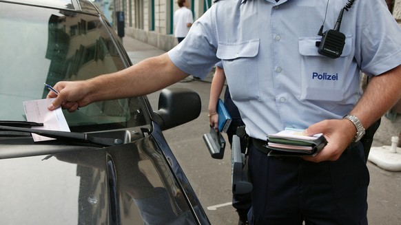 On August 4, 2004, an employee of the police emergency service (PAD) in Zurich handed out parking tickets for illegal parking.  The Police Assistance Service is a division of the Zurich ...