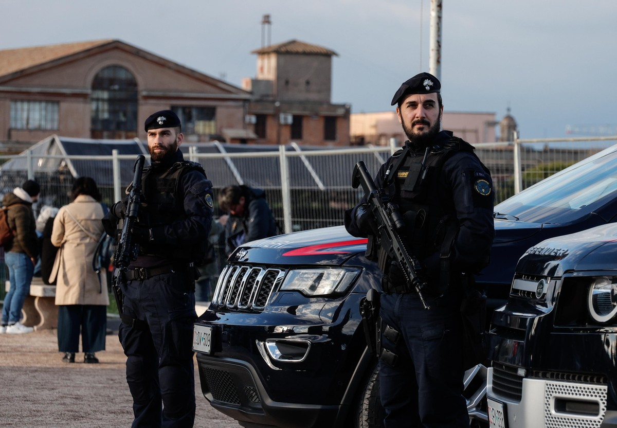 epa12618081 Italian Carabinieri are patrolling the Circo Massimo as part of the security plan for New Year's Eve celebrations in Rome, Italy, 30 December 2025. Cities across the country are prepa ...