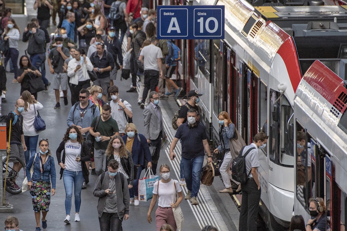 Die Zugsreisenden verlassen einen Zug mit Schutzmasken waehrend der Corona-Pandemie am Montag, 6. Juli2020 im Bahnhof Luzern. (KEYSTONE/Urs Flueeler).