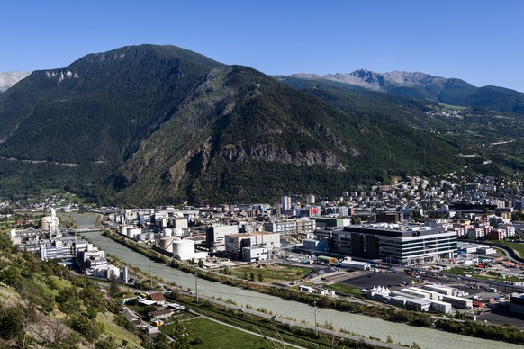 ARCHIVBILD ZUR MELDUNG, DASS LONZA IN VISP 1200 NEUE ARBEITSPLAETZE SCHAFFT, AM SAMSTAG, 10. APRIL 2021 - Une vue general du site de la Lonza en Valais le jeudi 6 aout 2020 a Viege. Le projet Ibex est ...