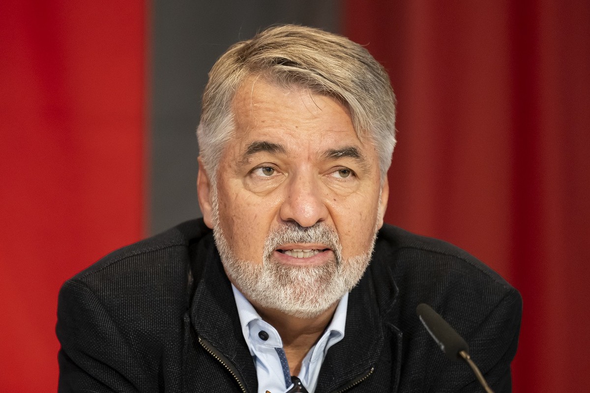 Alec von Graffenried, Stadtpraesident Bern, spricht waehrend einer Medienkonferenz ueber die Resultate der Fusionsabstimmungen zwischen Bern und Ostermundigen, in der reformierten Kirche in Ostermundi ...
