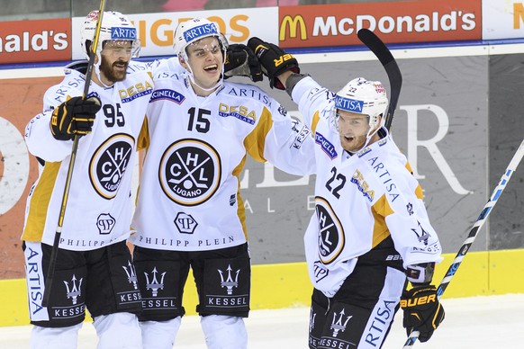 Les joueurs tessinois,Thomas Wellinger, gauche, Gregory Hofmann, centre, Stefan Ulmer, droite, laissent eclater leur joie, lors du match du championnat suisse de hockey sur glace de National League, e ...