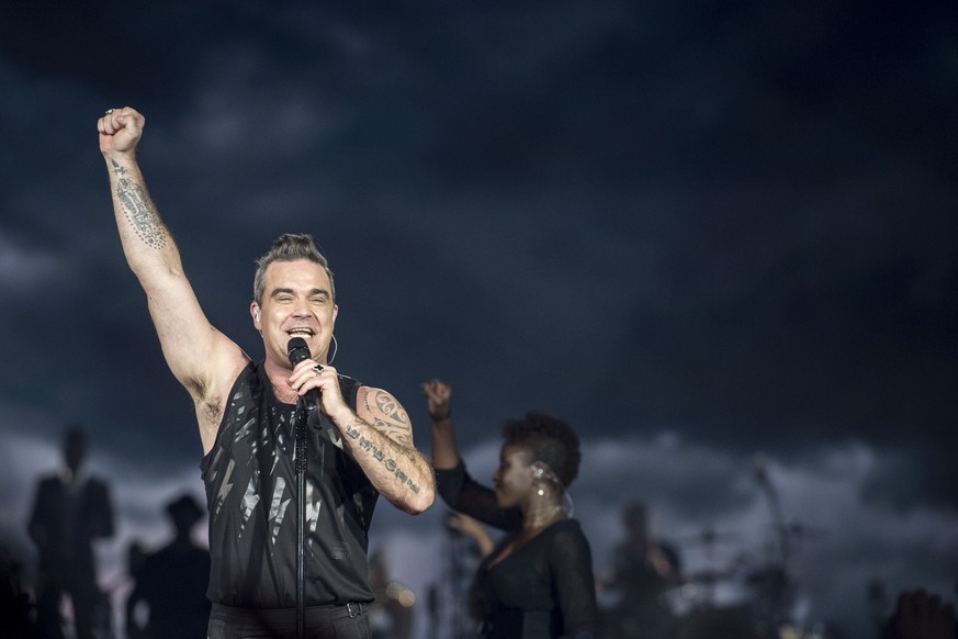 English singer Robbie Williams performs during the &quot;The Heavy Entertainment Show&quot; tour at the Letzigrund Stadium in Zurich, Switzerland, Saturday, September 2, 2017. (KEYSTONE/Ennio Leanza)