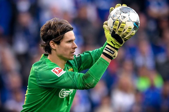 epa07951434 Dortmund&#039;s goalkeeper Marwin Hitz in action during the German Bundesliga soccer match between FC Schalke 04 and Borussia Dortmund in Gelsenkirchen, Germany, 26 October 2019. EPA/SASCH ...