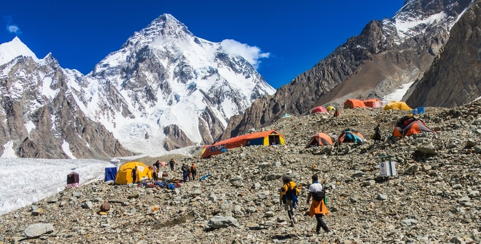 Helfer und Bergsteiger vor dem Gipfel des K2 im Himalaya.