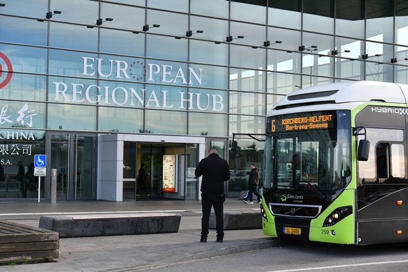 Der Flughafen in Luxemburg Stadt am Sonntag 13.10.2024. Das Terminal wird deutlich erweitert, aktuell ist eine Gro�baustelle am Flughafen. *** The airport in Luxembourg City on Sunday 13 10 2024 The t ...