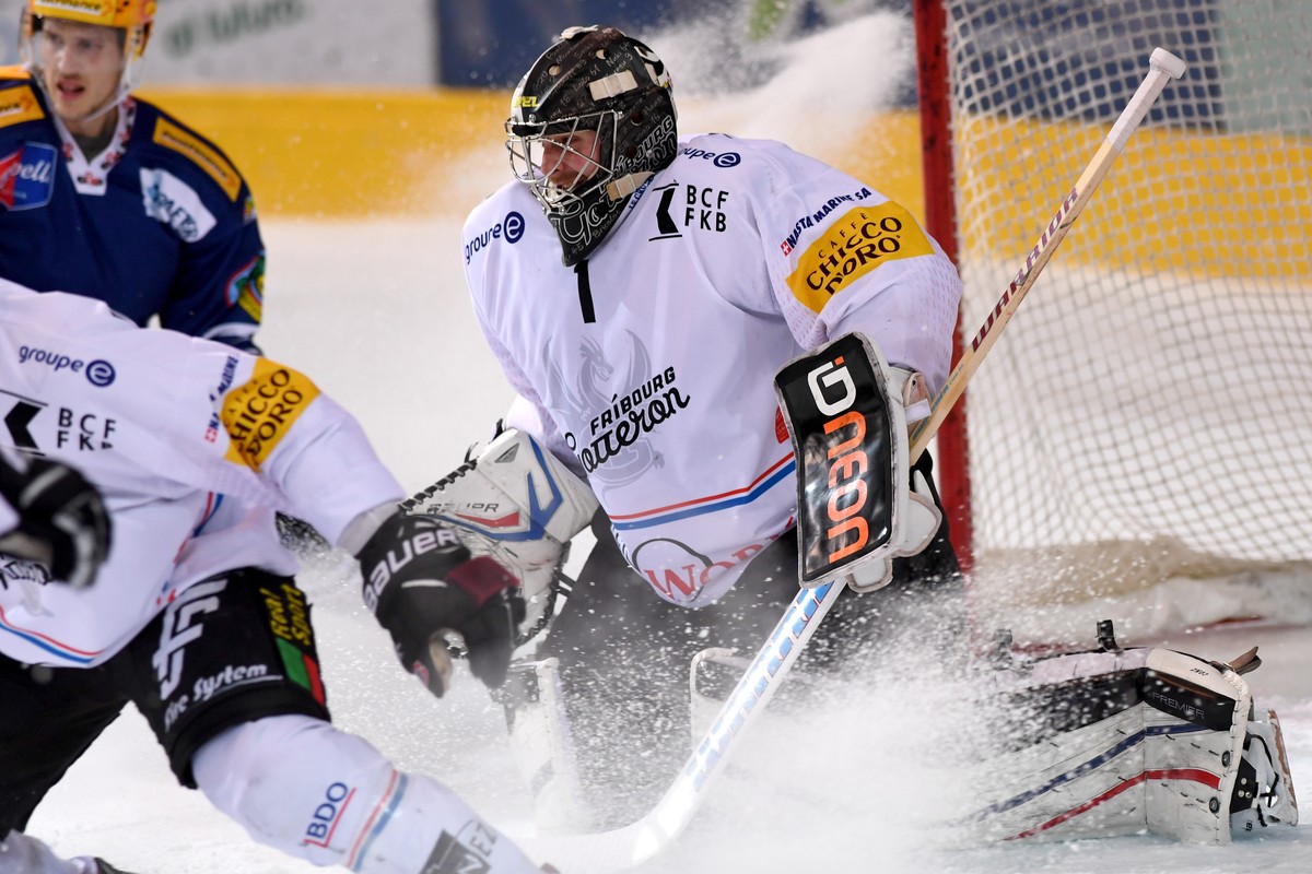 Fribourg's goalkeeper Benjamin Conz, during the preliminary round game of National League A (NLA) Swiss Championship 2016/17 between HC Ambri Piotta and Fribourg-Gotteron, at the ice stadium Vala ...