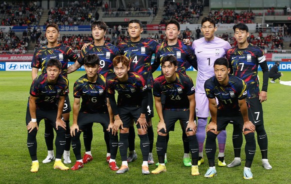epa10201465 South Korea&#039;s soccer team players pose prior to the International Friendly soccer match between South Korea and Costa Rica at the? Goyang Stadium in Gyeonggi-do, South Korea, 23 Septe ...