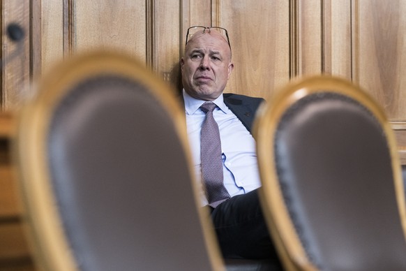 ARCHIVBILD ZUR MELDUNG, DASS FABIO REGAZZI GEWERBEVERBANDS-PRAESIDENT WERDEN SOLL --- Nationalrat Fabio Regazzi, CVP-TI, verfolgt die Debatte um seine Motion zur steuerlichen Abzugsfaehigkeit der Kran ...