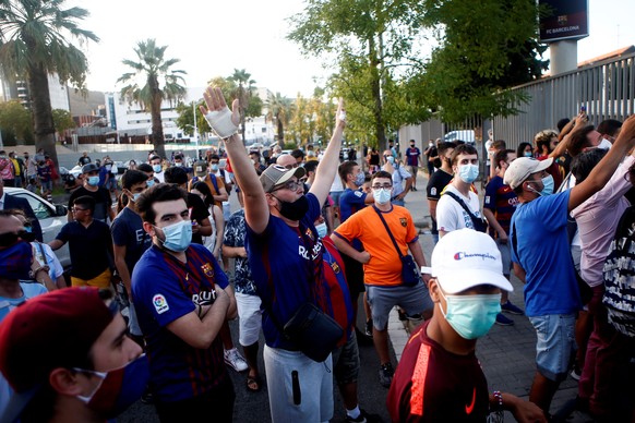 epa08627246 FC Barcelona supporters attend a march against the club's directive board and management in Barcelona, Catalonia, north eastern Spain, 26 August 2020. Dozens of FC Barcelona fans gath ...