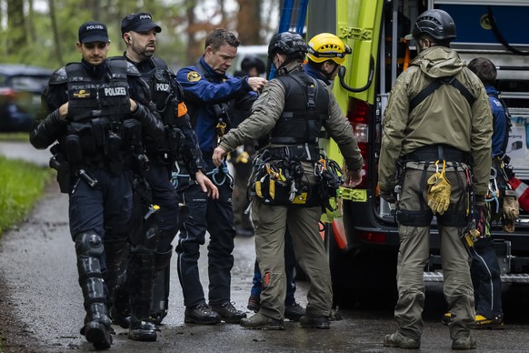 Spezialisten der Polizei und der Berufsfeuerwehr von Schutz und Rettung Zuerich bereiten sich auf einen Einsatz in einem von Aktivisten besetzen Waldstueck nahe der Deponie Chalberhau im Ruemlanger Wa ...