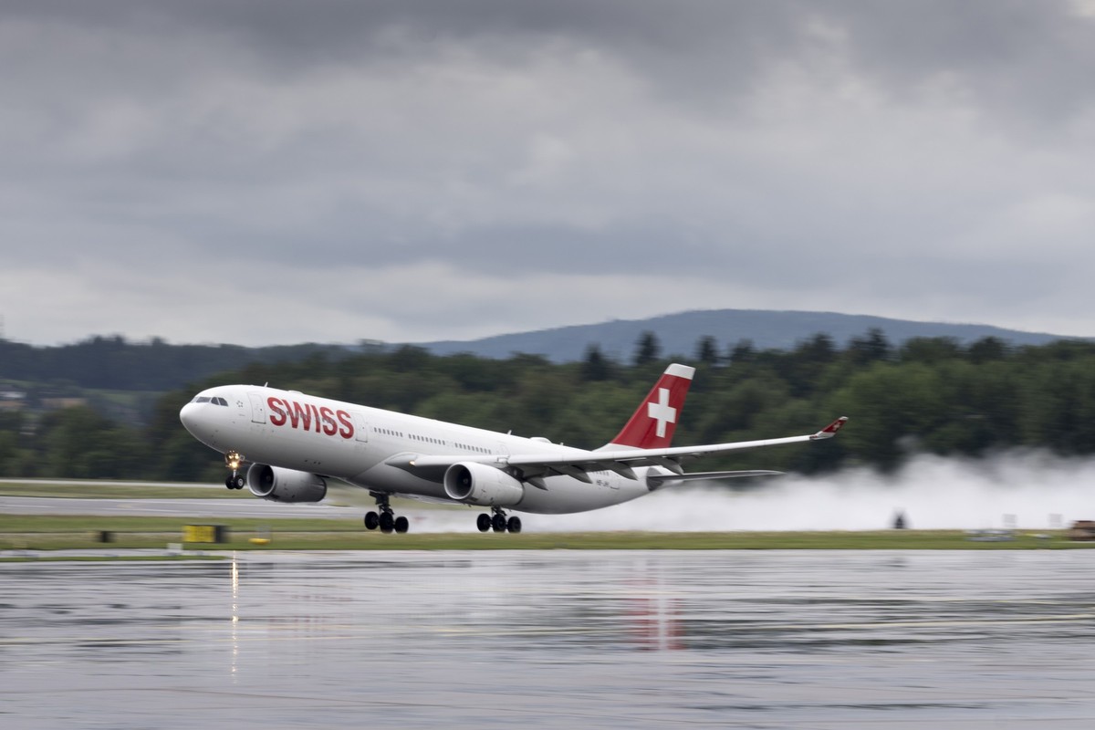 Ein Swiss Airbus A330-343 (HB-JHI) startet bei starkem Regen mit Ziel New York, fotografiert am Donnerstag, 24. Juli 2025 in Kloten. (KEYSTONE/Gaetan Bally)