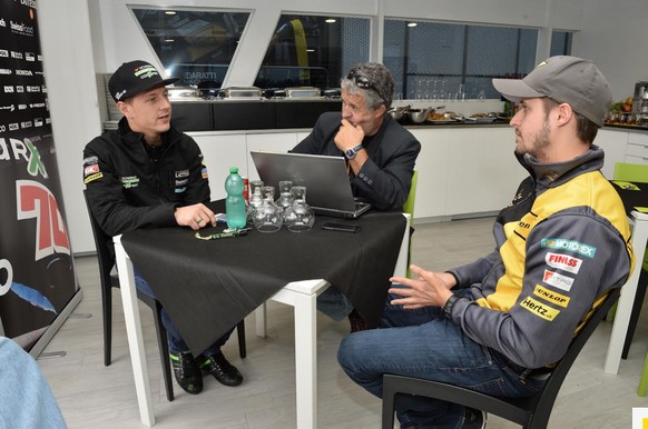 Dominique Aegerter (l.) erzählt, während watson-Reporter Klaus Zaugg und Tom Lüthi gespannt zuhören.