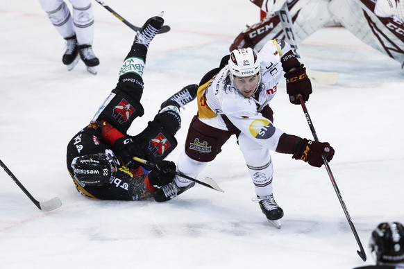 Servettes Roger Karrer, rechts, im Kampf mit Berns Vincent Praplan, im Eishockey Meisterschaftsspiel der National League zwischen dem SC Bern und Geneve-Servette HC, am Samstag, 26. Oktober 2019 in de ...