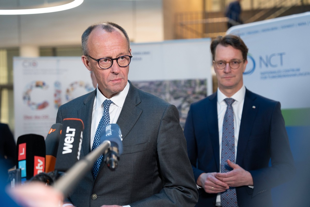 News Bilder des Tages Kanzlerkandidat Freidrich Merz besucht der Uniklinik Koeln Vorsitzenden der CDU Deutschlands Friedrich Merz MdB gemeinsam mit Ministerpraesident von NRW Hendrik Wuest bei der Pre ...