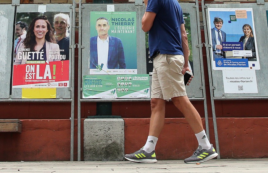 Wahlplakate in Sain Jean de Luz im Südwesten Frankreichs.