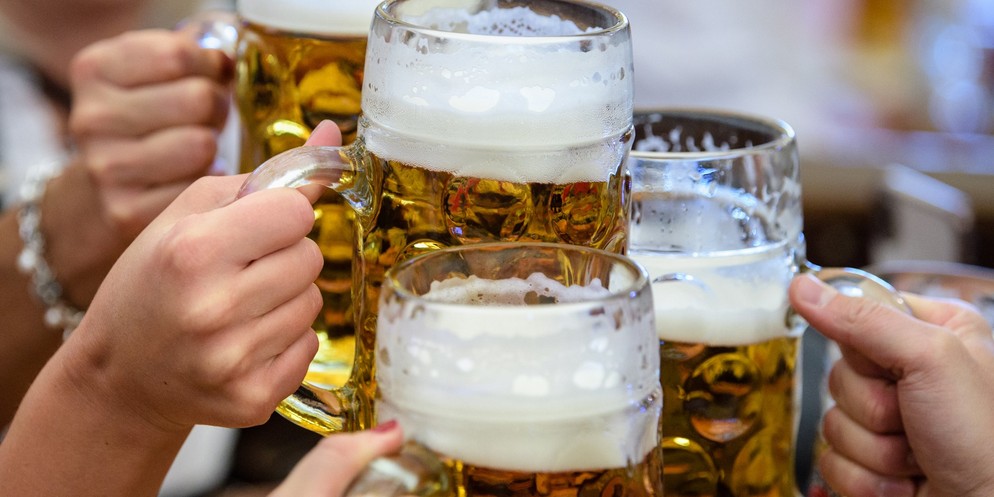 Bestellt wird am Oktoberfest nicht «äs Glas» oder «ä Schtangä», sondern der Wiesn-Slang gibt das Wort «Mass» vor.