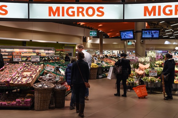 ARCHIV - ZU DEN JAHRESZAHLEN 2018 DER MIGROS STELLEN WIR IHNEN FOLGENDES BILDMATERIAL ZUR VERFUEGUN, AM DIENSTAG, 26. MAERZ 2019 - Das Migros Logo beim Ladeneingang, fotografiert am Samstag, 17. Febru ...