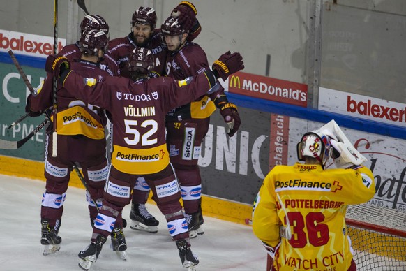 Geneve-Servette&#039;s forward Joel Vermin, 2nd right, celebrates his goal with teammates defender Simon Le Coultre #90, forward Tyler Moy #95, forward Josh Jooris and Geneve-Servette&#039;s defender  ...