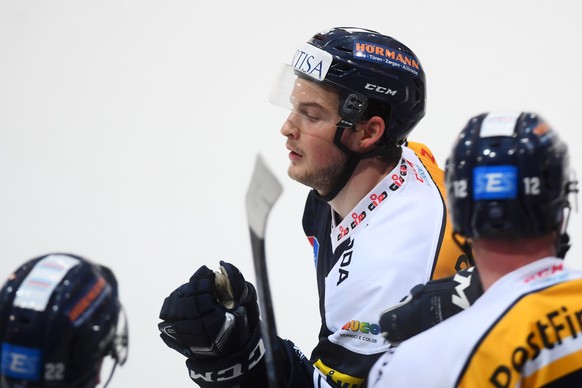 Ambri&#039;s player Dominic Zwerger, in the center, celebrate the 1-0 goal with team mate, during the regular season game of the National League Swiss Championship 2018/19 between HC Ambri Piotta and  ...