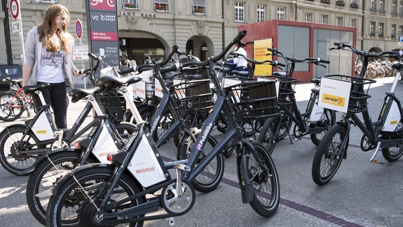 Sicht auf eine Velostation mit Fahrraeder von PubliBike, am Dienstag, 18. September 2018, in Bern. Nach Eroeffnung der Stationen konnten die Veloschloesser problemlos geknackt werden und die Fahrraede ...