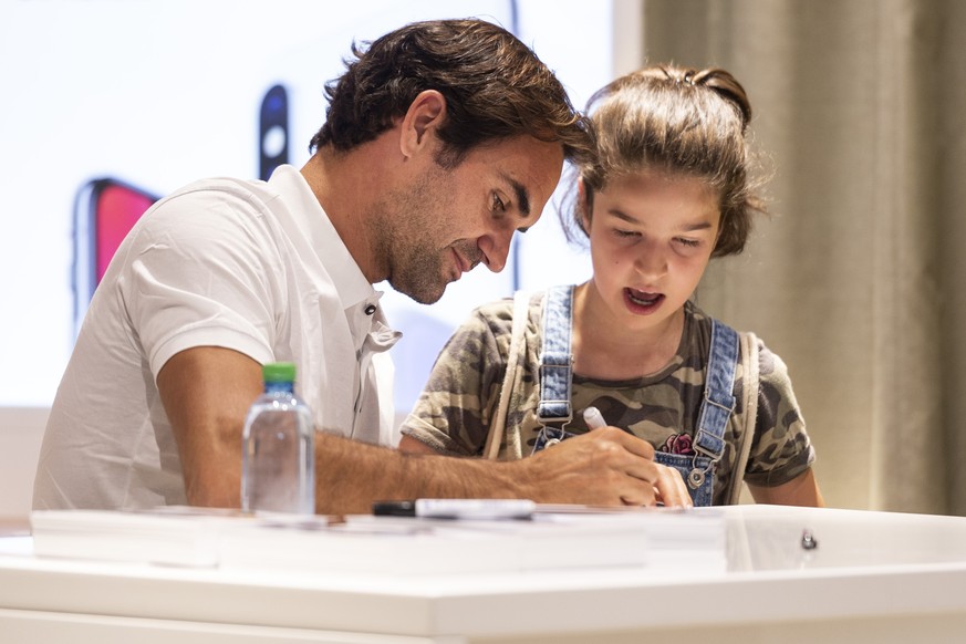 Swiss Tennis Player Roger Federer during an autograph session at Shoppi Tivoli in Spreitenbach, Switzerland, on Monday, 28 May 2018. (KEYSTONE/Patrick Huerlimann)