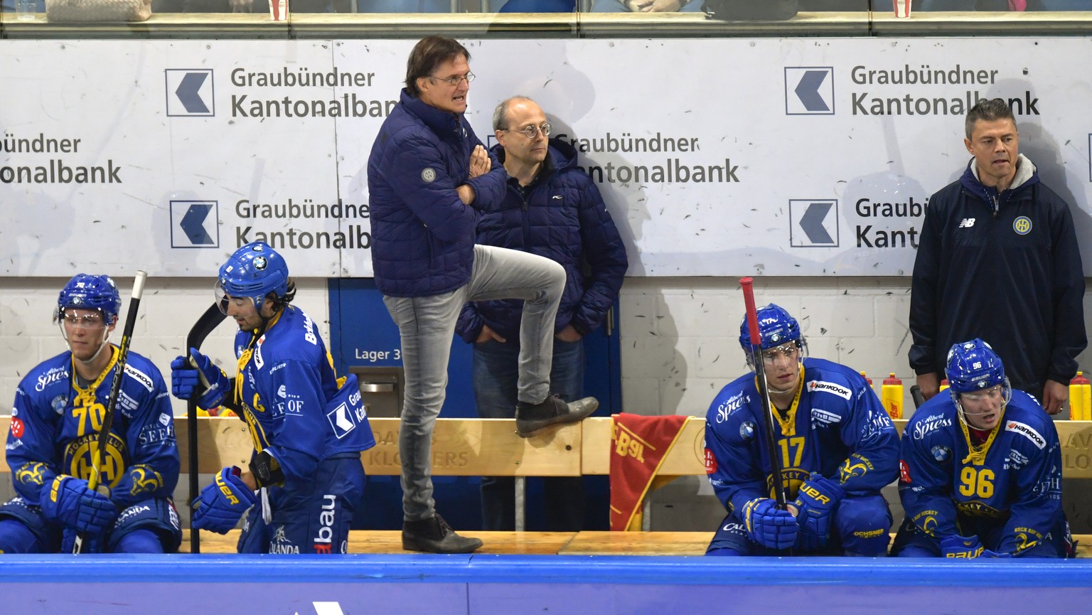 Der Davoser Head Coach Arno Del Curto hinter der Bande wirkt angespannt, beim Eishockey Meisterschaftsspiel in der Qualifikation der National League zwischen dem HC Davos und dem HC Ambri-Piotta am Sa ...