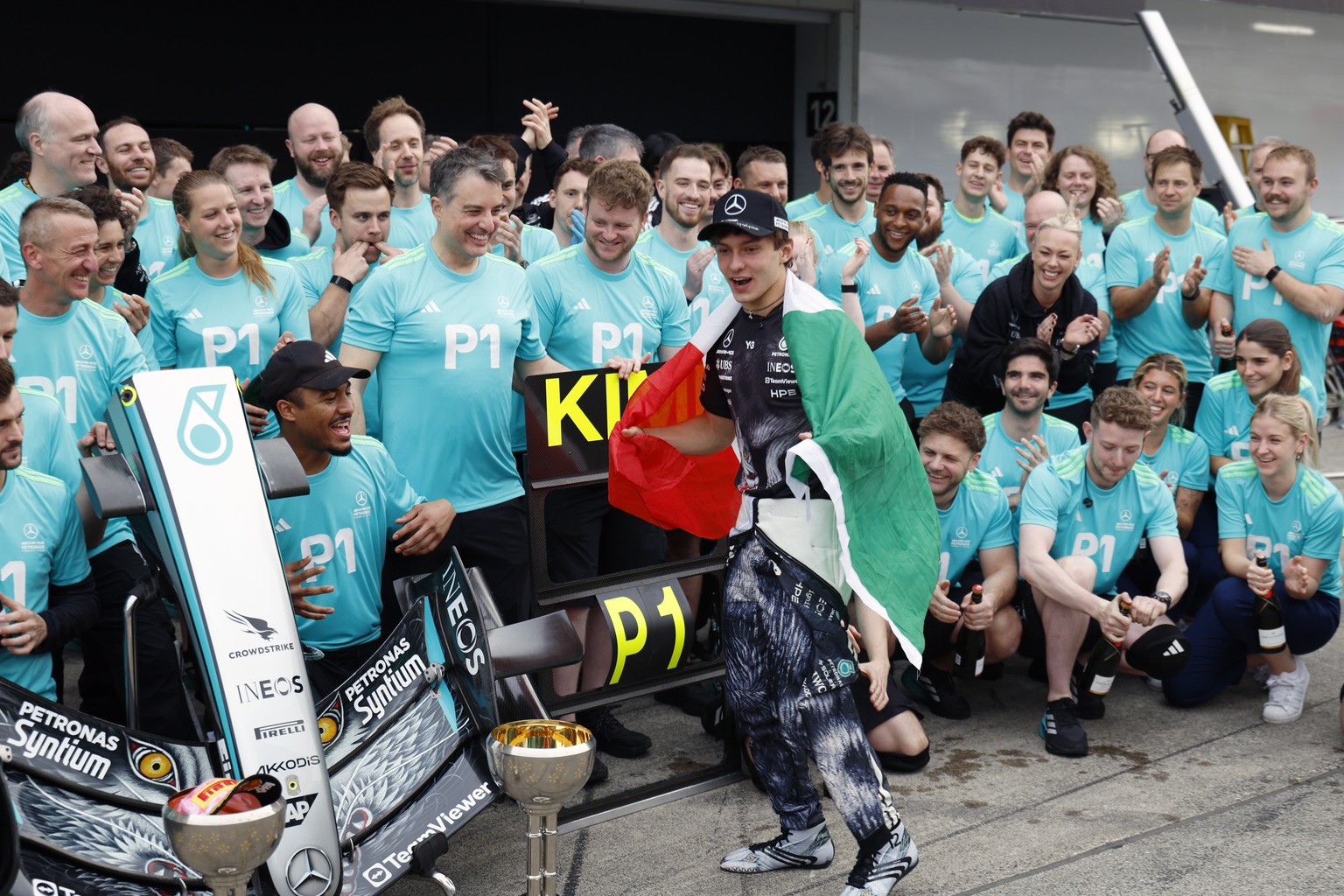 epa12858283 Mercedes driver Andrea Kimi Antonelli (C) of Italy celebrates with his teammates during a team shot after winning the Formula 1 Japanese Grand Prix at the Suzuka International Racing Cours ...