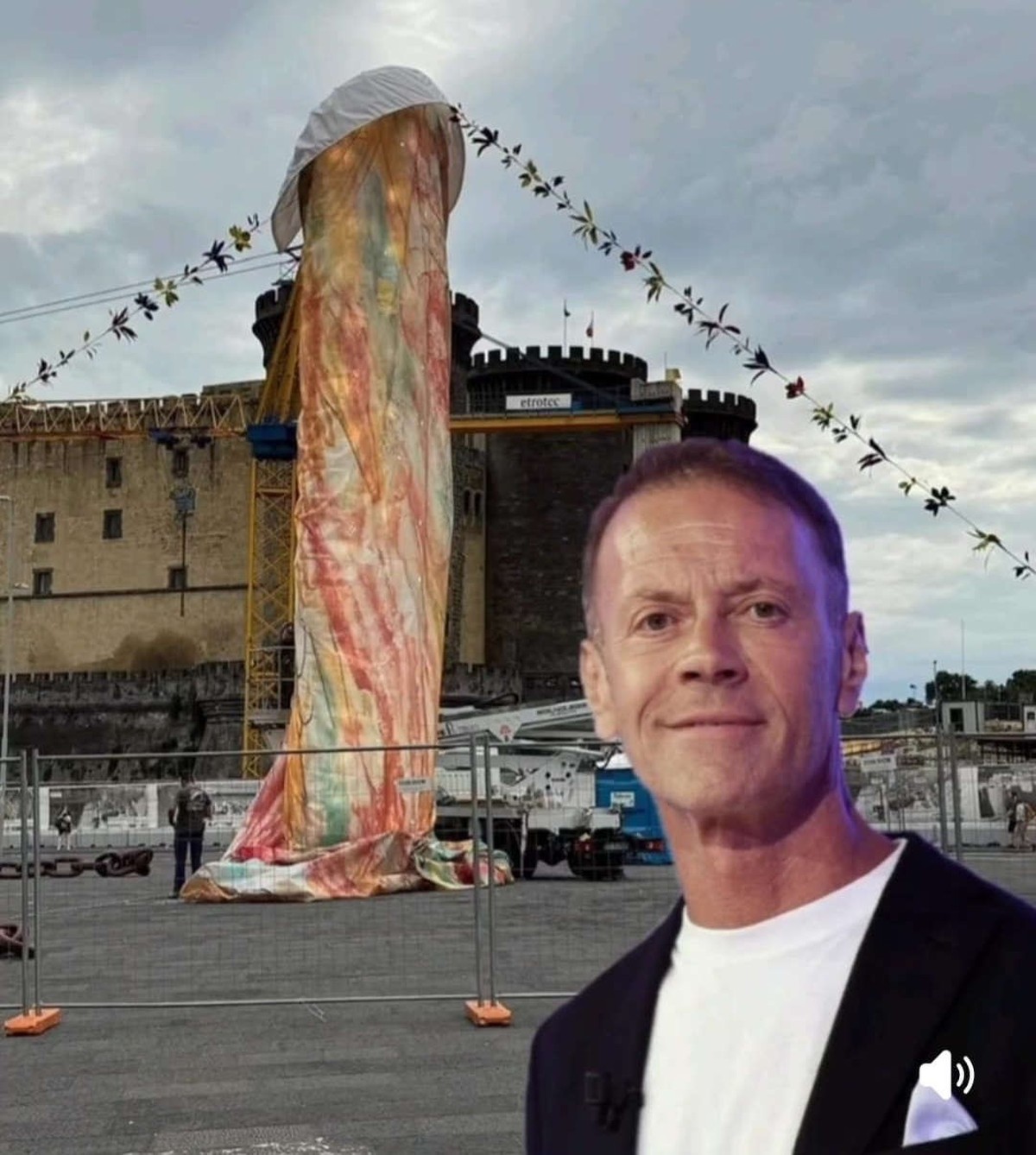 La statue de Polichinelle à Naples suscite l'ilarité du web