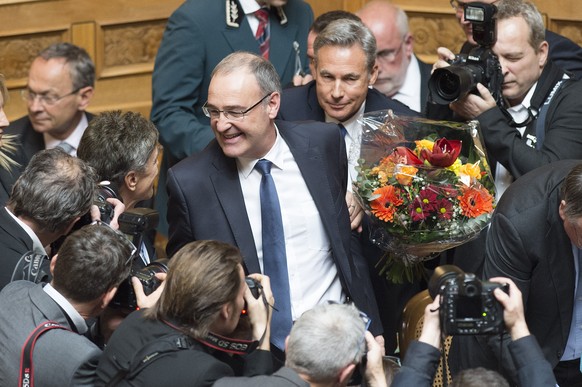 SVP-Nationalrat Guy Parmelin, VD, links, wird als neuer Bundesrat gewaehlt und erhaelt von Fraktionschef Adrian Amstutz Gratulationen, waehrend den Bundesratswahlen am Mittwoch, 9. Dezember 2015, in B ...