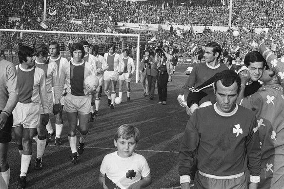 Anefo photo collection. Europe Cup final Ajax against Panathinaikos 2-0. Teams come across the field. 2 June 1971. Great Britain, London Copyright: xpiemagsx pienatarchpart316092021-46405 ACHTUNG AUFN ...