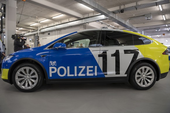 ARCHIV - ZUR MK ZUR BESCHAFFUNG VON ALARMPIKETT-FAHRZEUGEN (TESLA) FUER DIE KANTONSPOLIZEI BASEL-STADT AM DONNERSTAG, 14. FEBRUAR 2019, STELLEN WIR IHNEN FOLGENDES BILDMATERIAL ZUR VERFUEGUNG - Ein Te ...