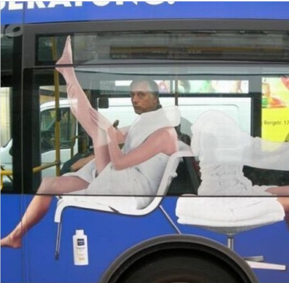 Faildienstag: Mann im Bus mit falschen Frauen-Beinen