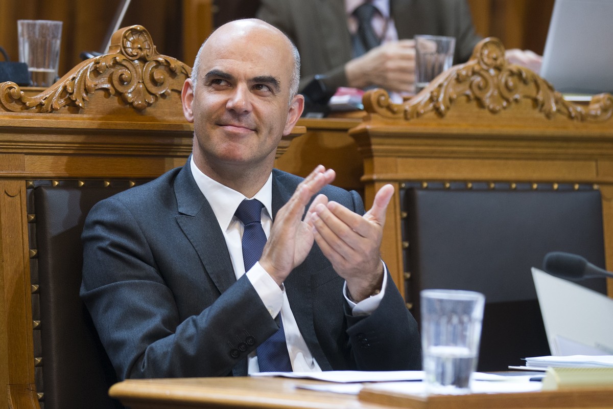 Bundesrat Alain Berset applaudiert im Staenderat, waehrend der Sommersession der Eidgenoessischen Raete, am Mittwoch, 31. Mai 2017 in Bern. (KEYSTONE/Peter Klaunzer)