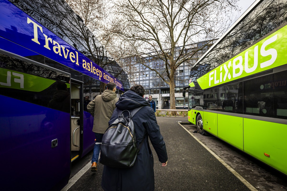 Ein Nachtreisebus Twiliner neben einem Flixbus, am Busbahnhof Zuerich, am Dienstag, 2. Dezember 2025 in Zuerich. Das Zuercher Jungunternehmen Twiliner.nimmt den Betrieb auf und bietet auf zwei Strecke ...