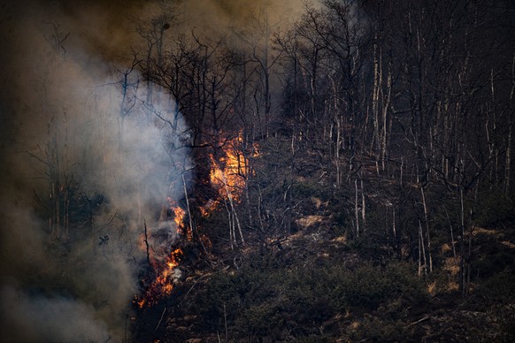 Flammen des Waldbrandes oberhalb von Verdasio im Centovalli Tal, am Freitag, 25. Maerz 2022. Ausgebrochen war der Waldbrand am Mittwoch, teilte die Tessiner Kantonspolizei mit. (KEYSTONE/Ti-PRESS/Samu ...