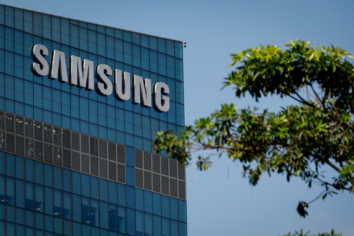 epa12999344 The Samsung logo adorns the Samsung Research and Development Center in Hanoi, Vietnam, 28 May 2026. Samsung is one of the largest foreign investors in the country, currently operating six  ...