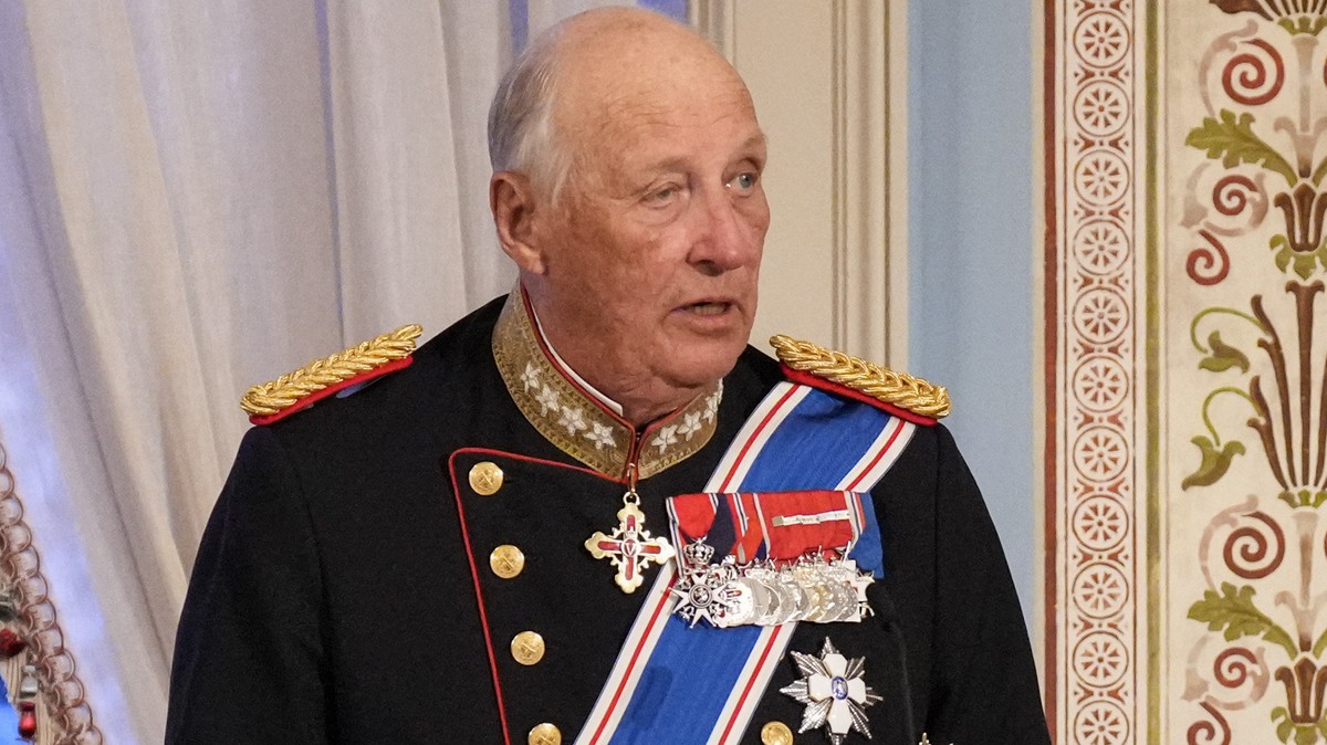 epa12018695 Norway's King Harald V gives a speech before a gala dinner at the Royal Palace during a state visit of the Icelandic presidential couple, in Oslo, Norway, 08 April 2025. Icelandic Pre ...