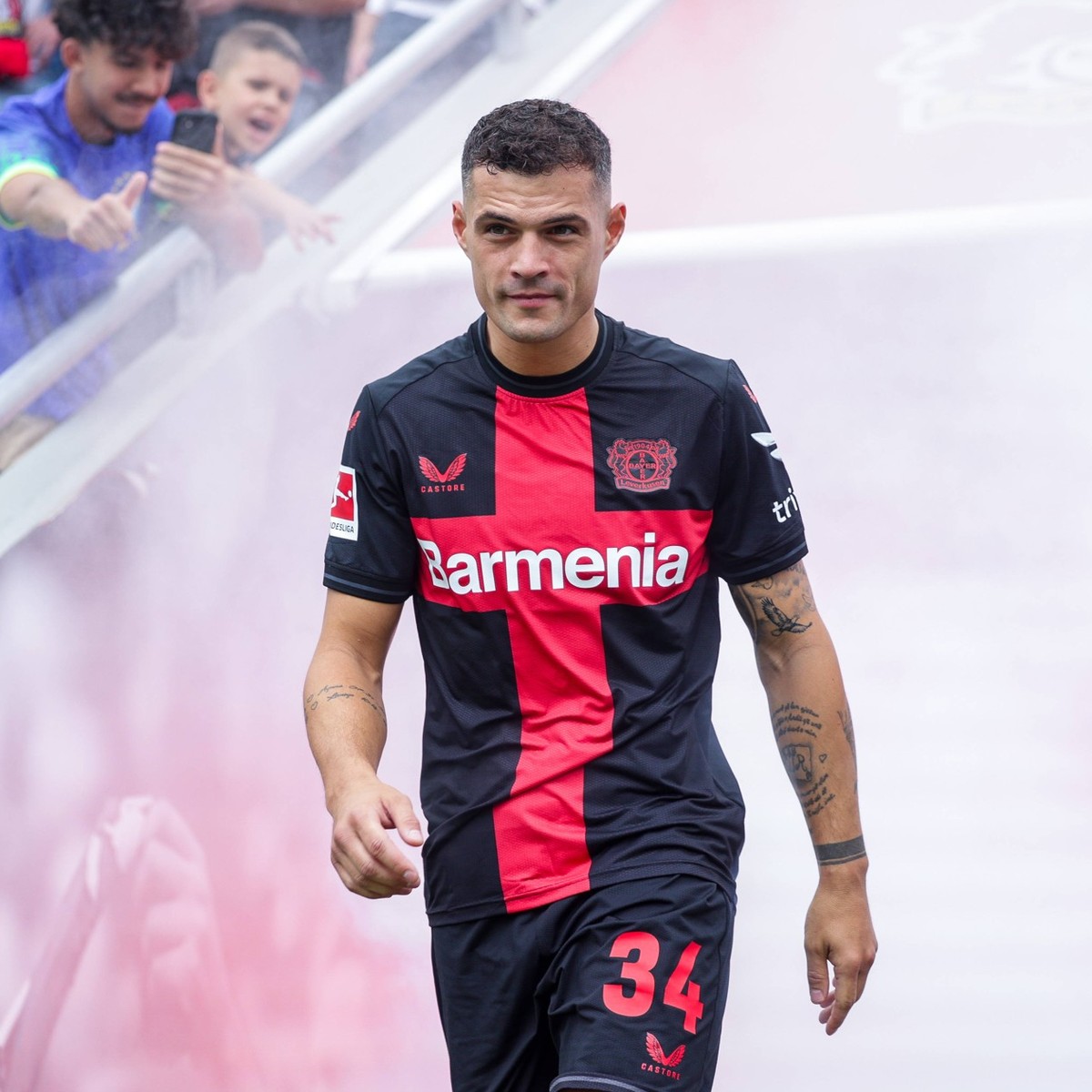 05.08.2023, Fussball, Saison 2023/2024, Testspiel Bayer 04 Leverkusen - West Ham United, Granit Xhaka Bayer 04 Leverkusen wird von den Fans begr