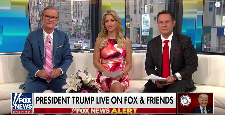 Die Moderatoren von «Fox &amp; Friends» befragen den Präsidenten am Telefon.