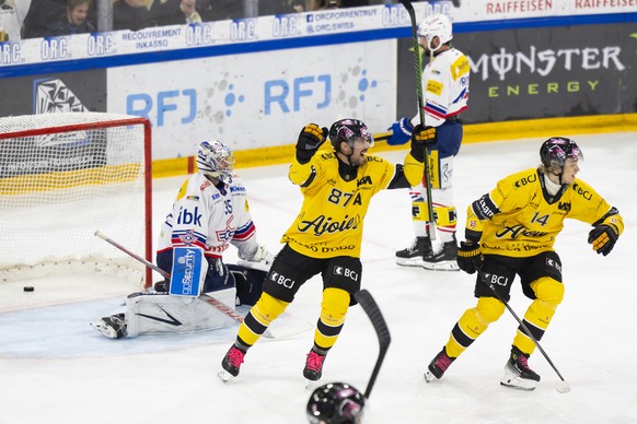 Emils Veckaktins (HCA), rechts, und Marco Pedretti (HCA) jubeln neben Torhueter Ludovic Waeber (EHCK) nach dem Tor zum 2-0 im Eishockey Meisterschaftsspiel der National League zwischen dem HC Ajoie un ...