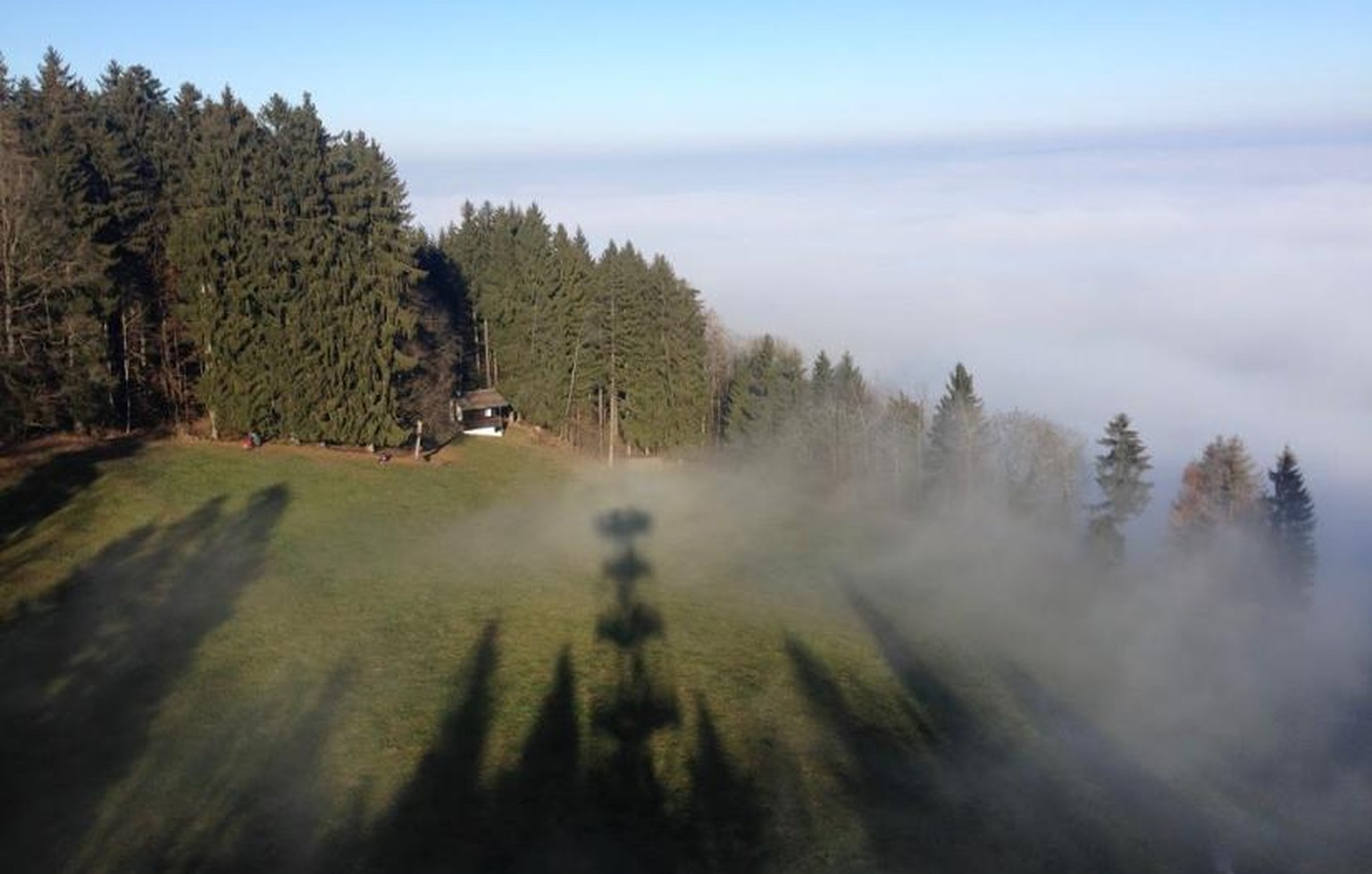 Glück hat, wer auf einem Berg noch einen Aussichtsturm findet, der dich dann gerade noch aus dem Nebel auftauchen lässt. So wie hier geschehen an einem schönen Tag im Herbst auf dem Pfannenstiel.