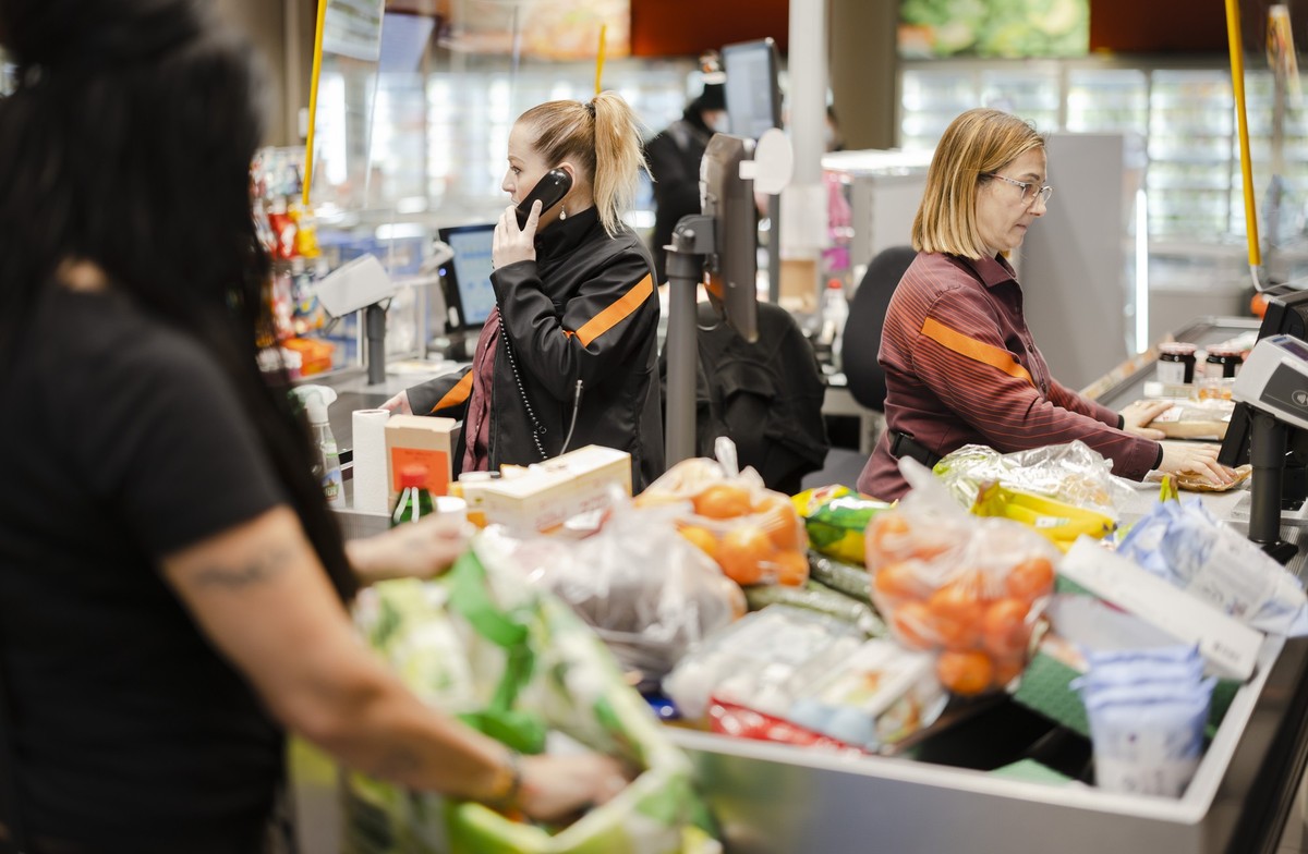 Die Verkaeuferinnen Stefania Kaufmann, rechts, und Arbenita Dalipi, links, bedienen Kunden in der Migros am Limmatplatz, am Donnerstag, 17. Februar 2022 in Zuerich. Der Bundesrat hebt per Donnerstag f ...